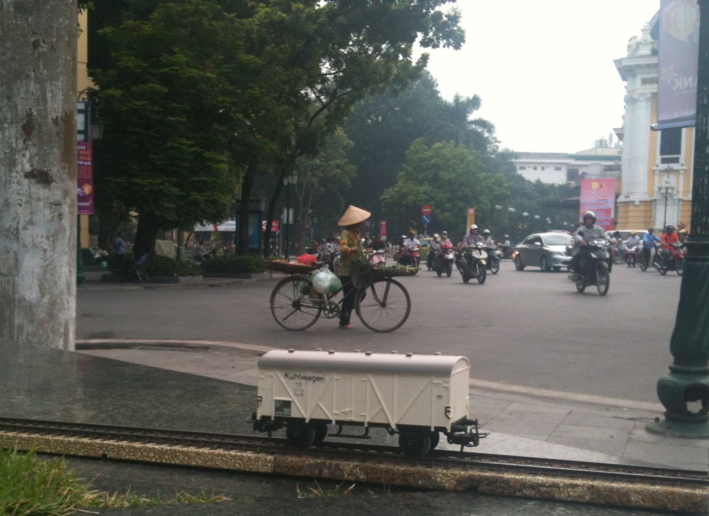 Macht sich gut am Opernplatz in Hanoi: Cool Car, bescheiden im Auftritt, aber rekordverdächtig im Reisen. Cool eben.   