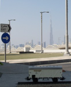 Das höchste Gebäude der Welt und der wohl am weitesten gereiste Güterwagen der Welt: CoolCar in Dubai.               ©Foto: Elaphos