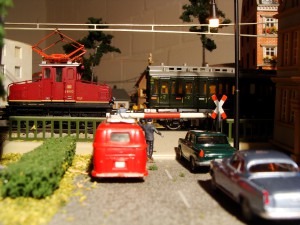 Der Abteilwagen blockiert den Bahnübergang. Die kleine rote E-Lok kommt zu Hilfe. Fotos © Etwaige Nachrichten