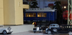Schierer Luxus auf dem Parkplatz und auf dem Hausgleis des Wildenrannaer Bahnhofs. Die V 60 bringt den Schlafwagen an den Bahnsteig.