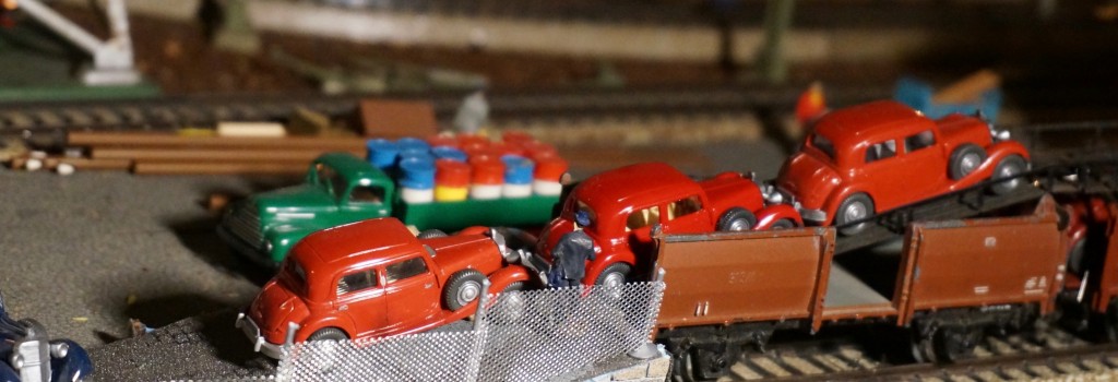 Trotz der anheimelnden Farben kam im Güterbahnhof nur wenig Weihnachtsstimmung auf, als die 260er Mercedes auf den Autotransportwagen fuhren. ©alle Fotos: Etwaige Nachrichten