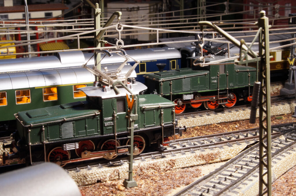 Zwei Modelle der Elektrolok-Baureihe E 63 auf einer Modellbahnanlage
